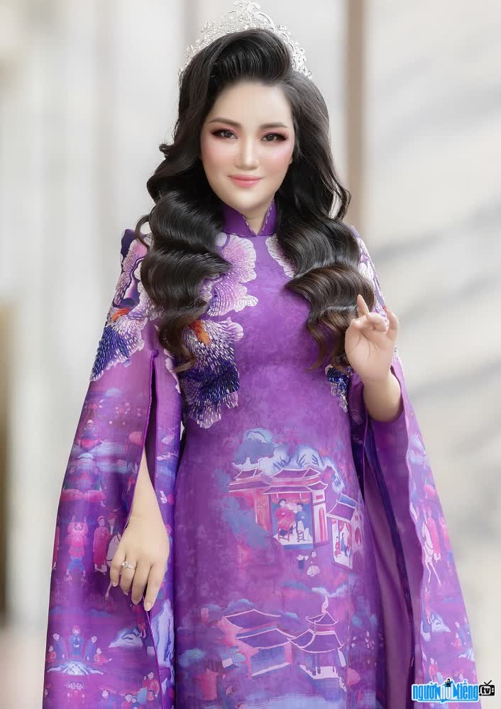 Hồng Mina xinh đẹp dịu dàng trong tầ áo dài truyền thống