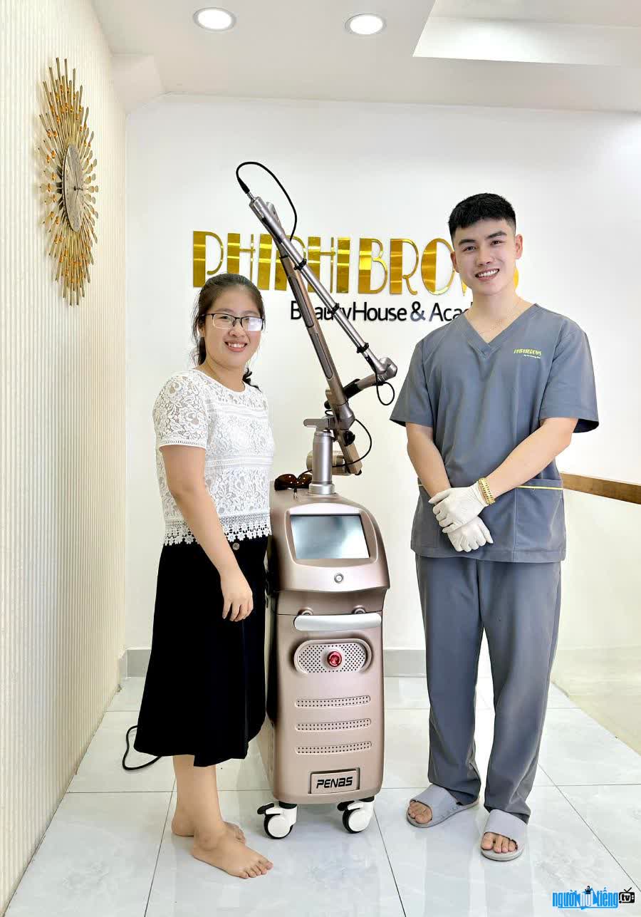 TikToker Pham Anh Phi is an instructor of cosmetic tattooing for young people