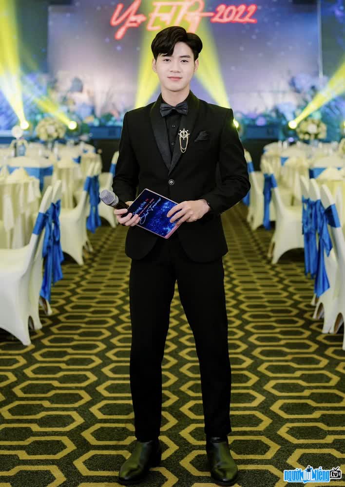 MC Huynh Thanh Than handsome and elegant