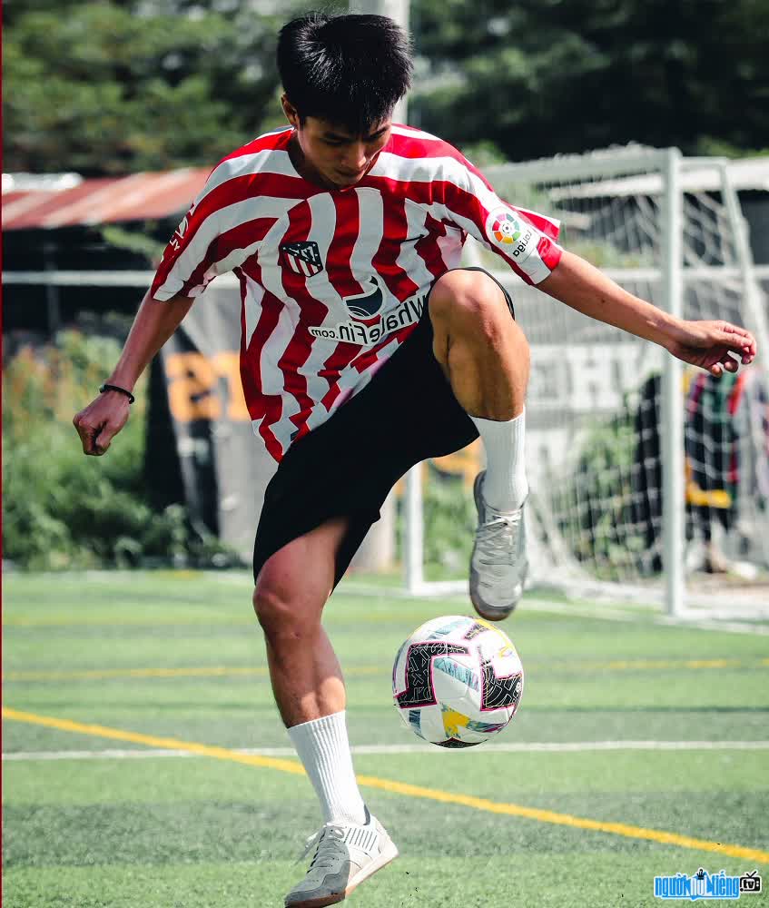  Pham Trong Thy practicing with the ball