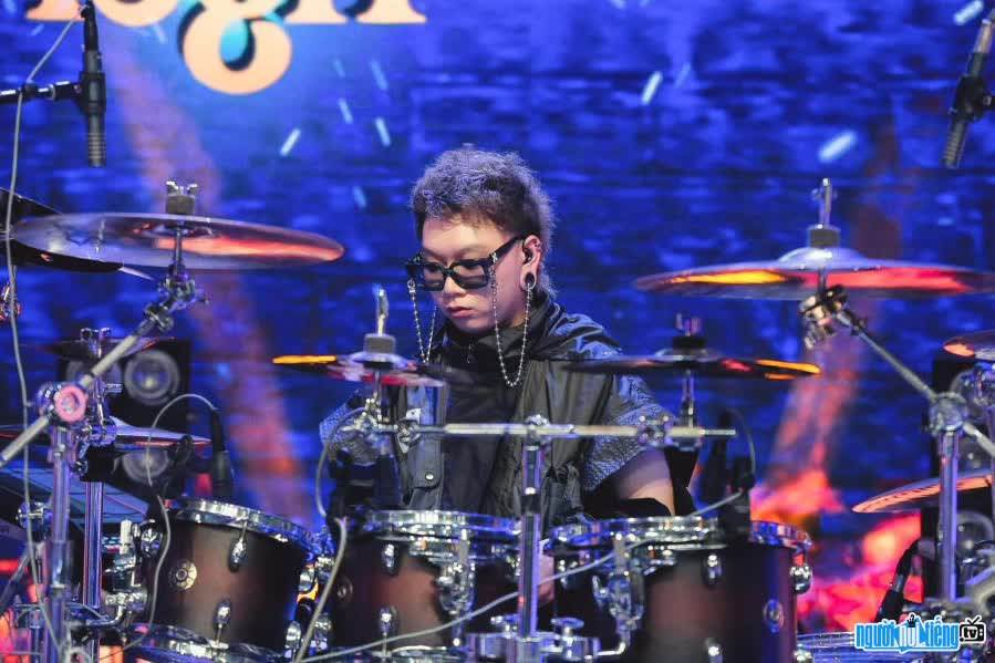 Picture of drummer Cuong Nhoc on stage