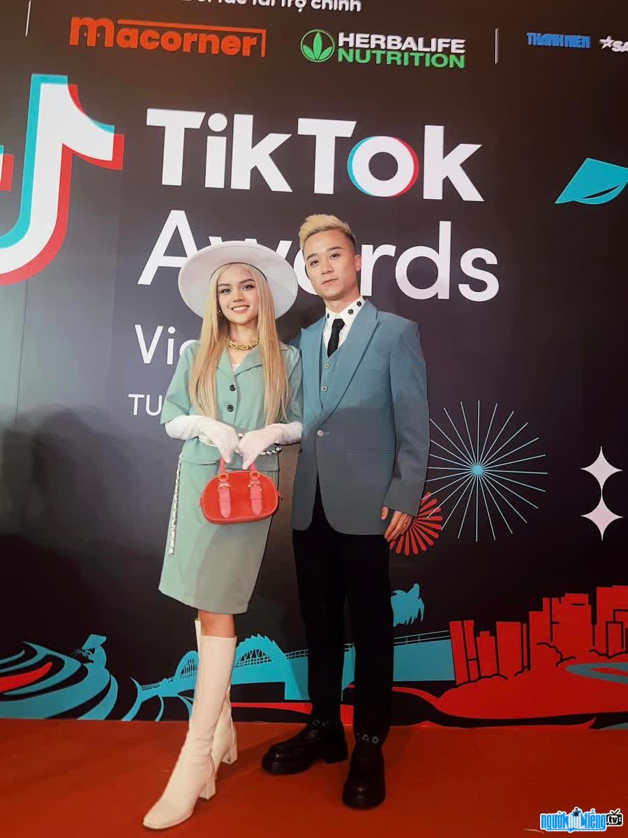 Picture of a couple of Fansie mother and father Tom at a Tiktok event