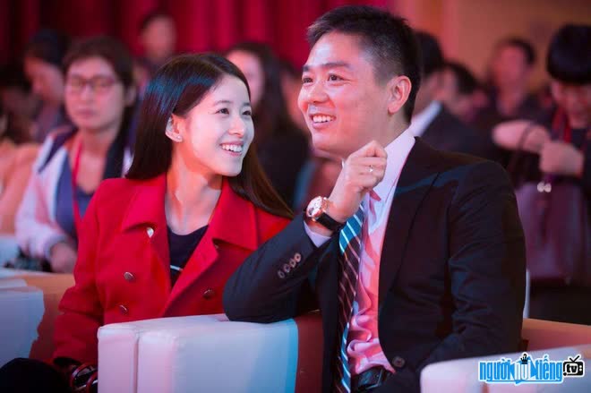 Hình ảnh doanh nhân Lưu Cường Đông cùng vợ tại một sự kiện