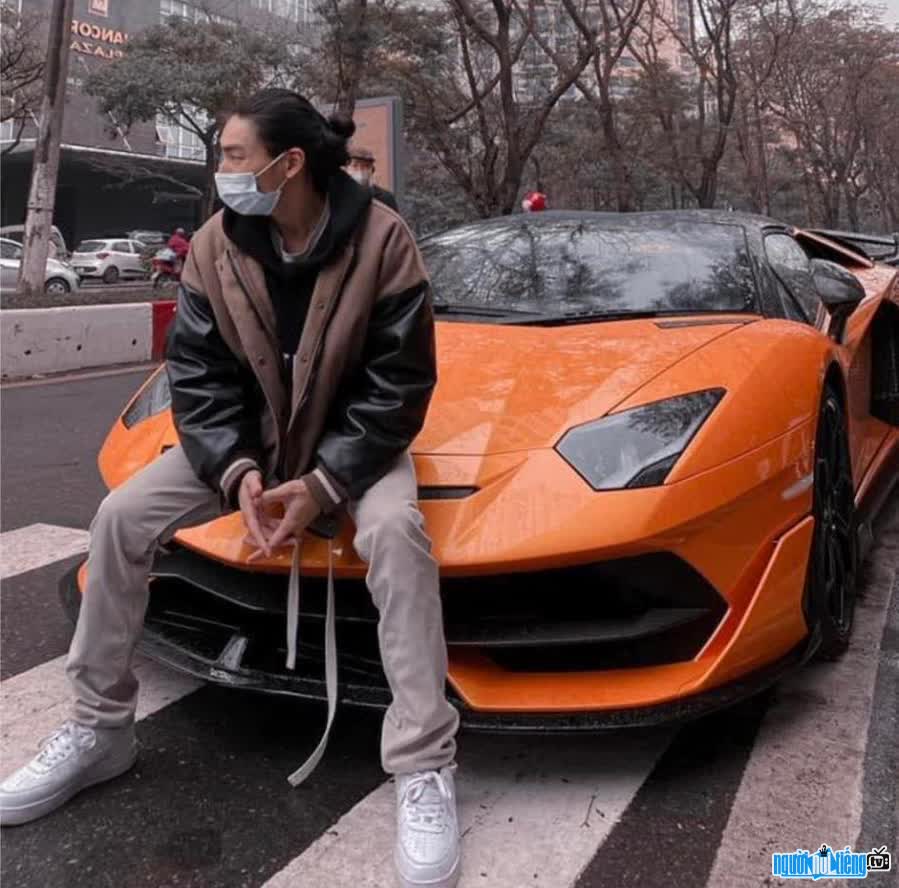  The unique image of Anh Ba Duy in the supercar