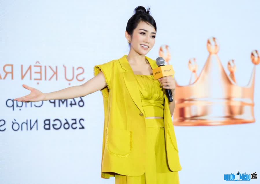 Hình ảnh nữ MC Thu Thuỷ xinh đẹp khi cầm mic