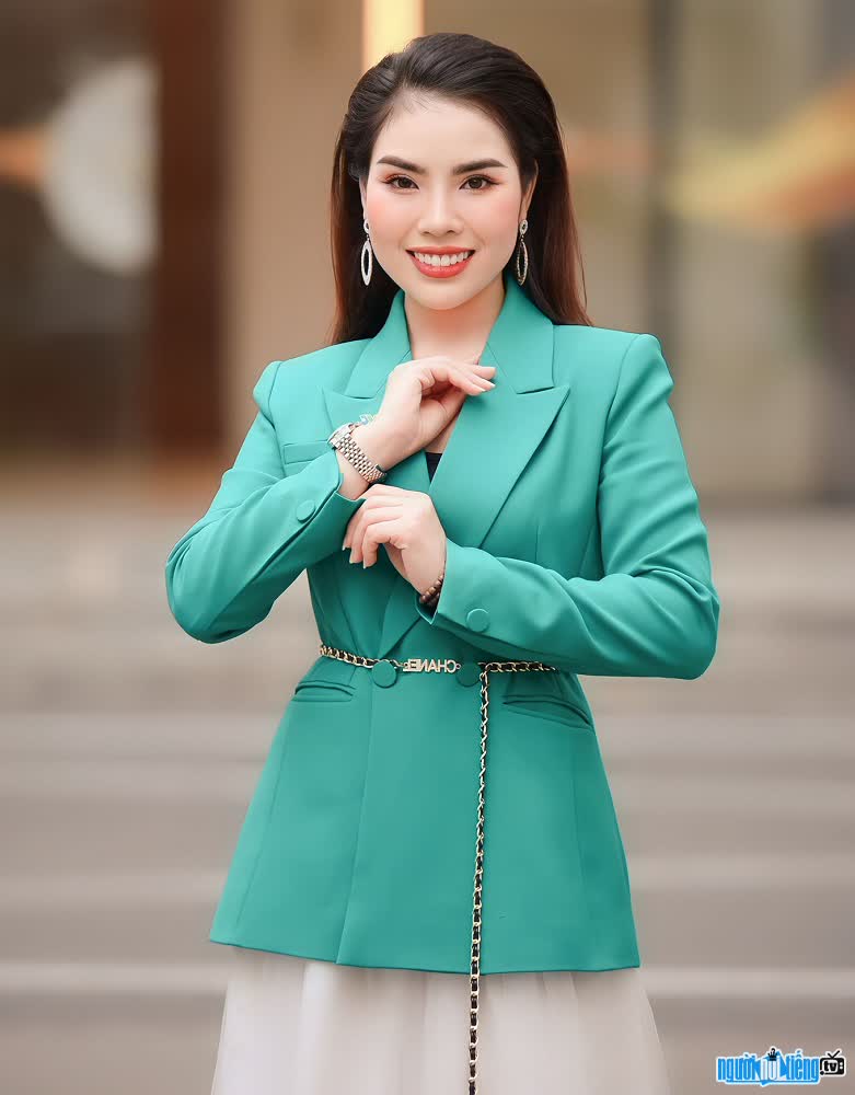 Nữ MC Nguyễn Khánh Hào xinh đẹp rạng rỡ
