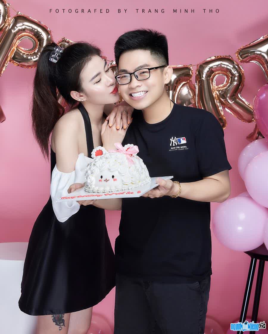 Trang Minh Tho with his wife at a birthday party