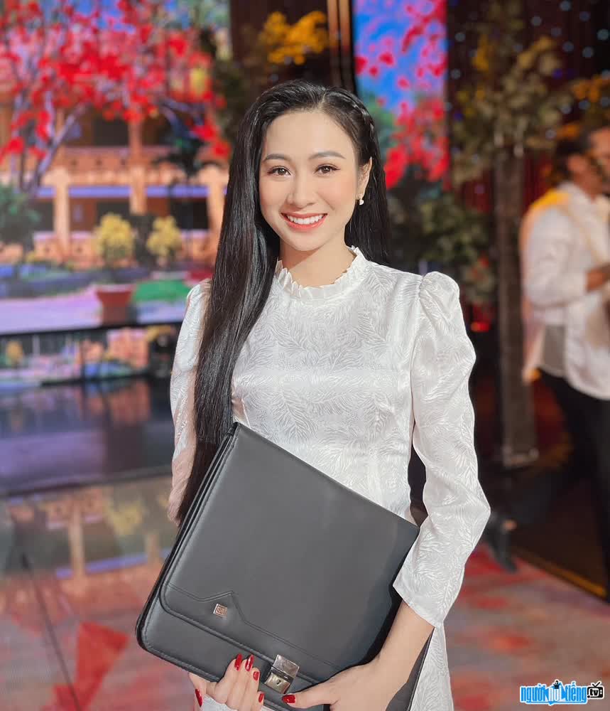 beautiful singer Le Thu Hien with a sunny smile