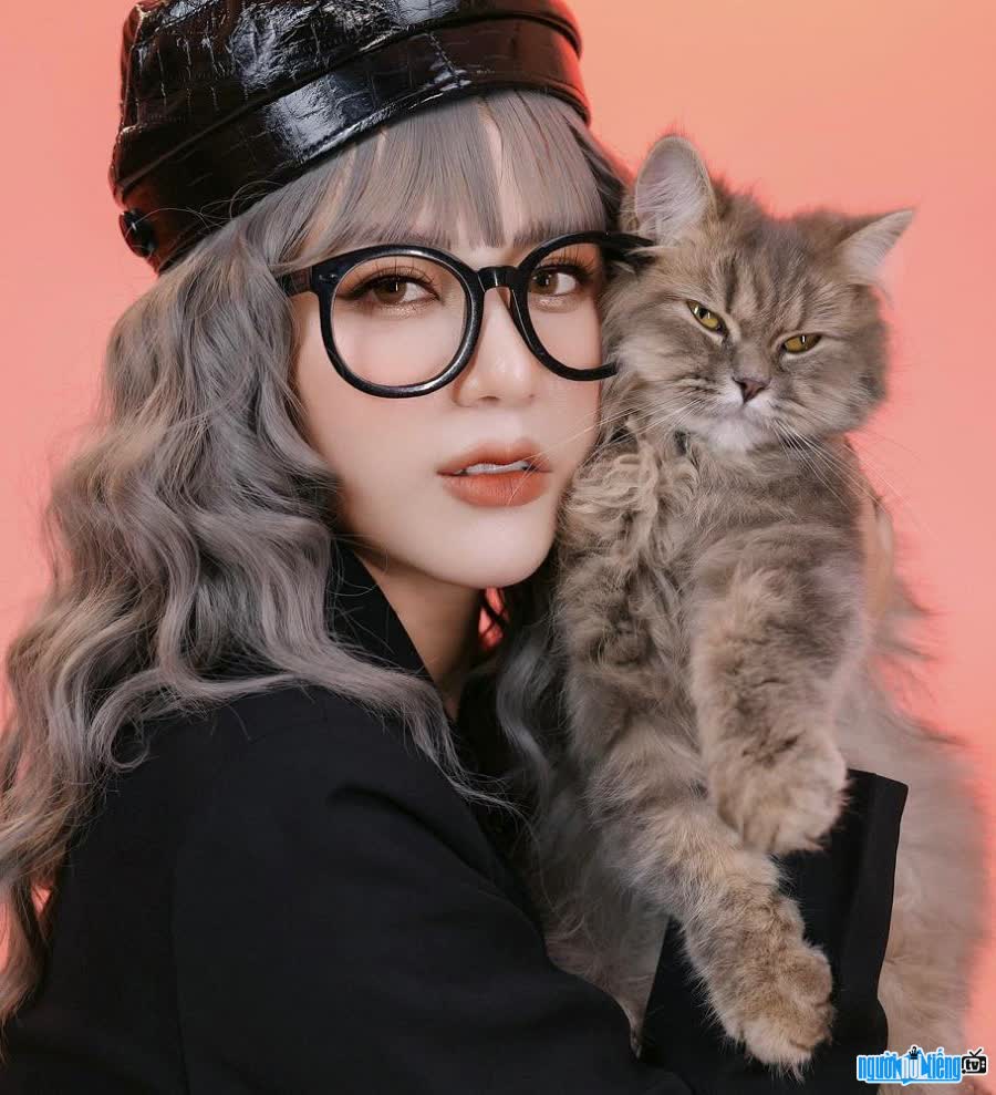 Thu Hana is beautiful with her pet