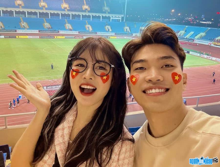 Soanh and Diep couple's image while cheering for football
