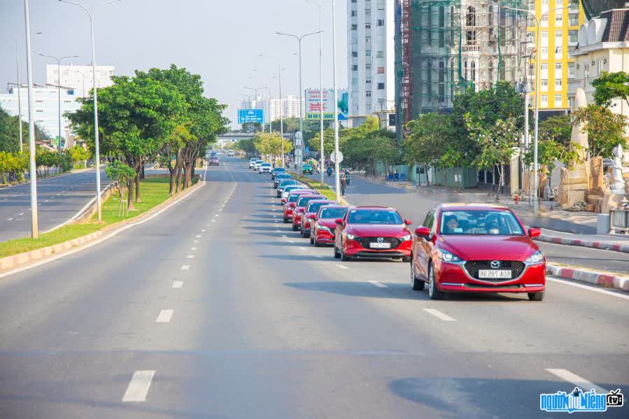 Hình ảnh dàn xe Mazda đang trình diễn trên đường lớn