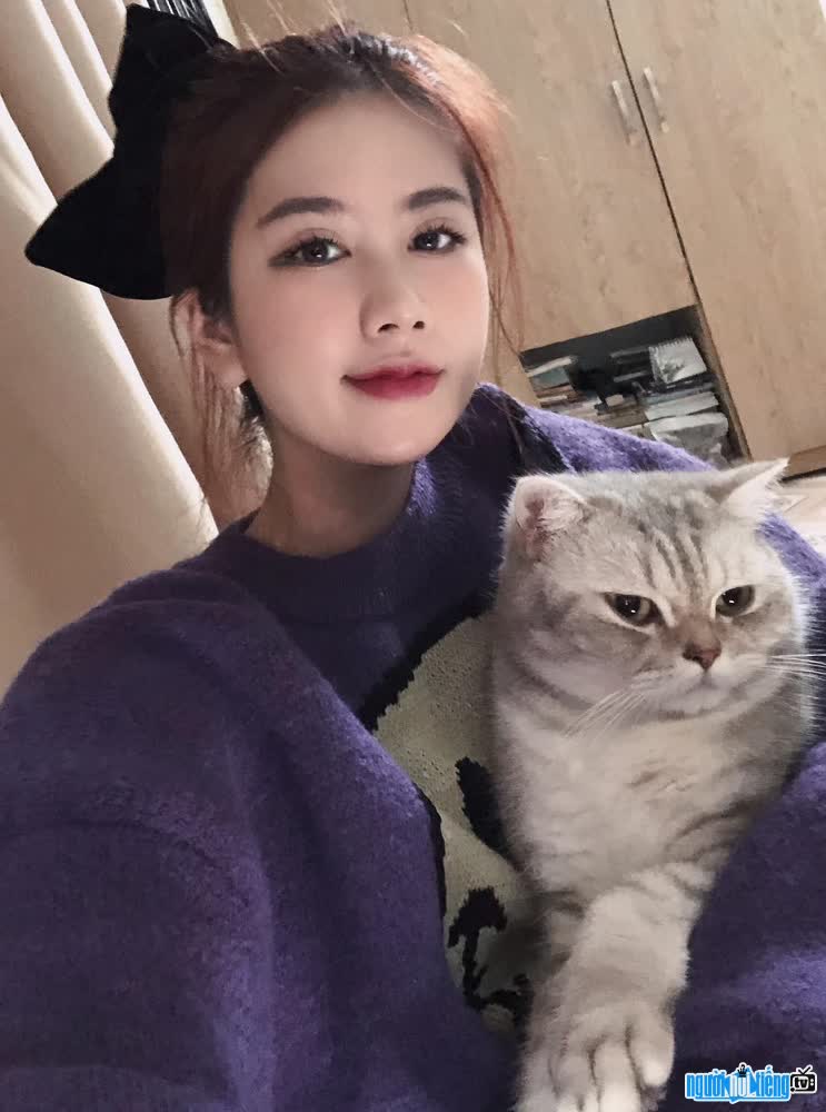 KOL Ellie Sunny with a hard cat