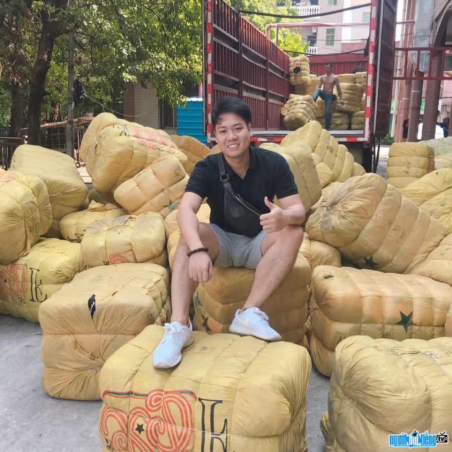 Tiktoker Phan Thanh Son often shares sales experiences