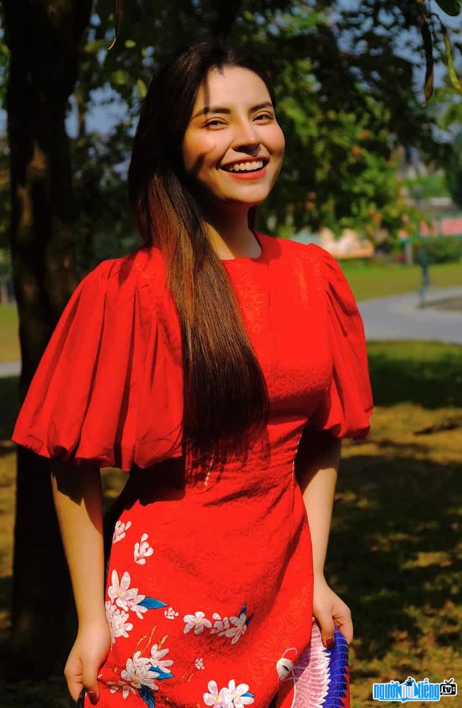 Nữ ca sĩ Phạm Hương Giang xinh đẹp với nụ cười tỏa nắng