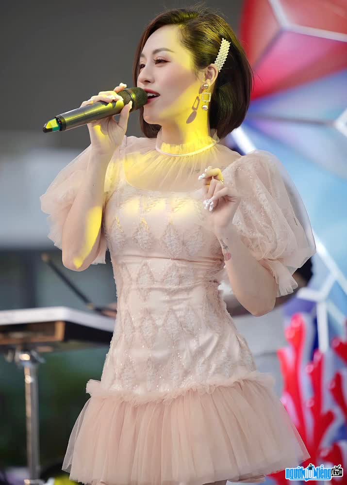 Hình ảnh xinh đẹp của nữ ca sĩ Nguyệt Nguyễn trên sân khấu