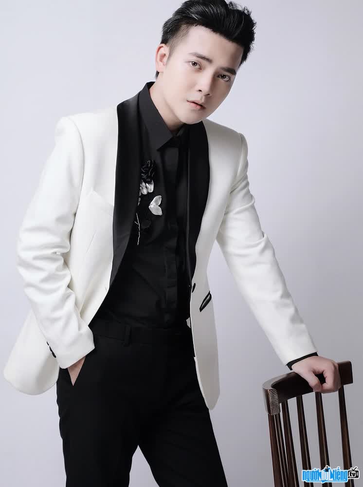 handsome and elegant singer Phuong Dang