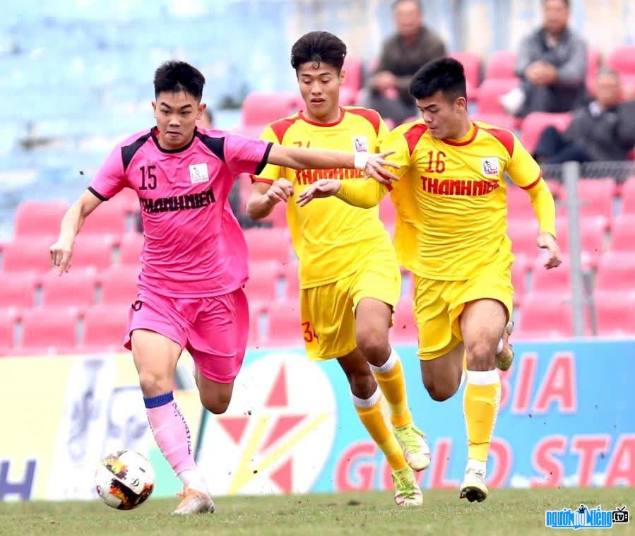  Picture of Nguyen Dinh Bac playing on the field