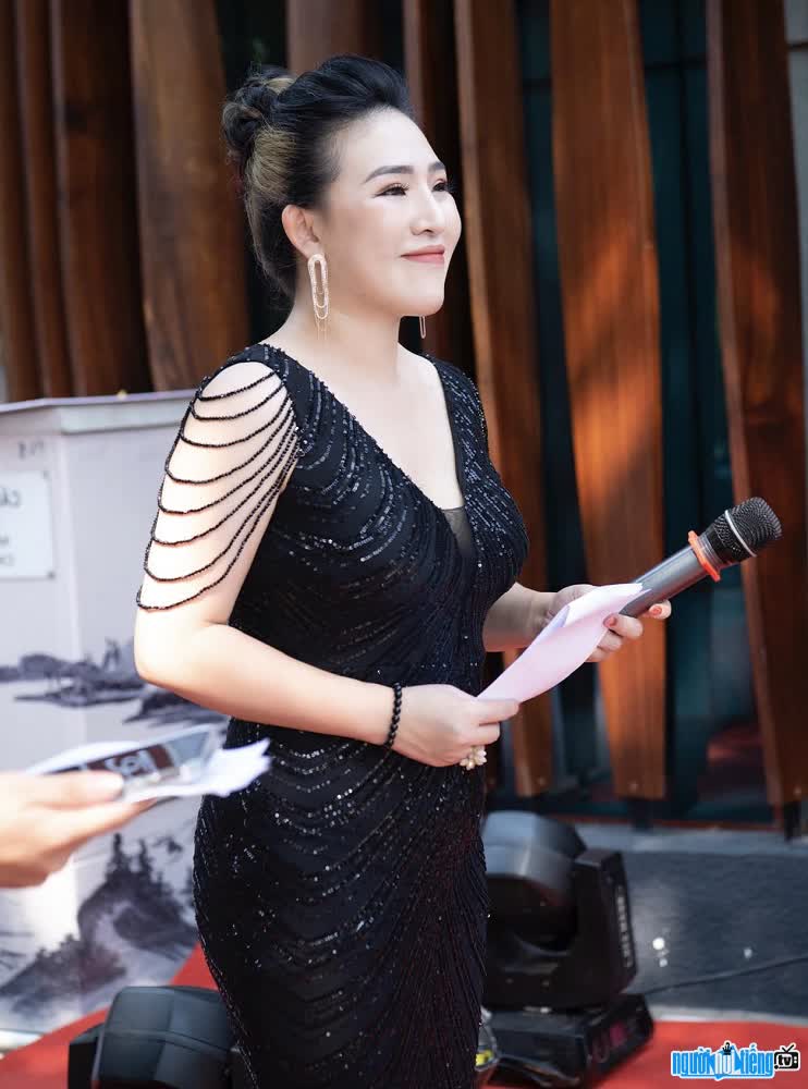  Picture of To Quynh Mai is a beautiful and very talented female MC
