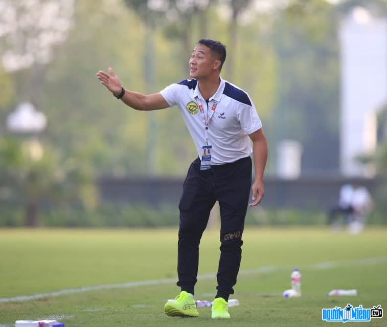 and coach Le Quoc Vuong actively instructing the players