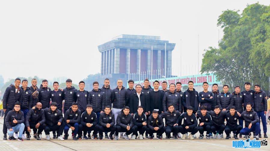 Toàn đội Hà Nội FC chụp hình trước lăng Bác
