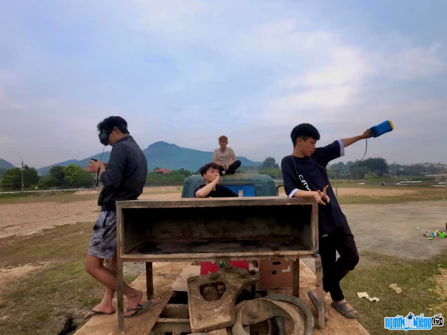 Tiktoker Le Duy Hung turns a car repair workshop into a "film studio"