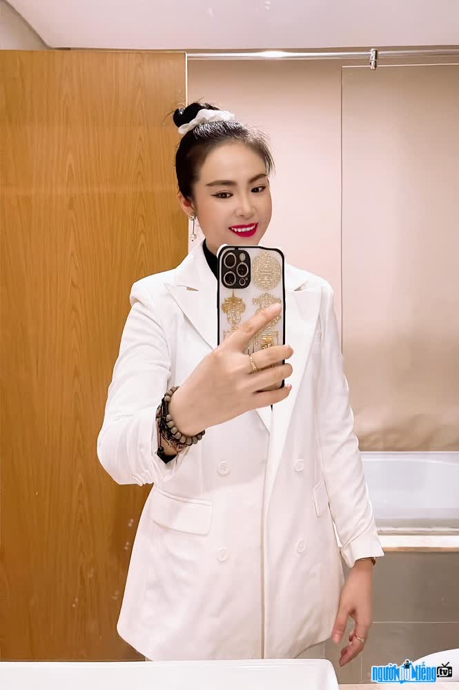 Minh Thy - nữ MC CEO xinh đẹp và đa tài