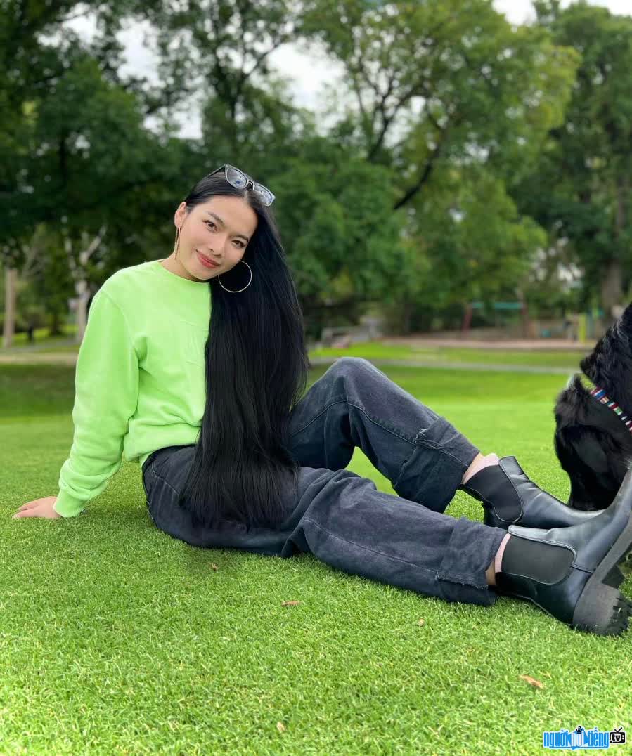 Picture of Tiktoker Happi Pham showing off her long smooth hair