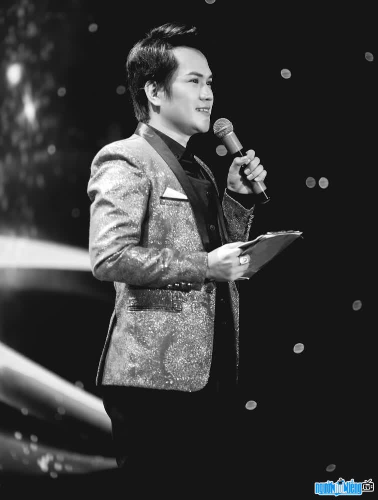  handsome image of male MC Nguyen Hoang Vu on stage