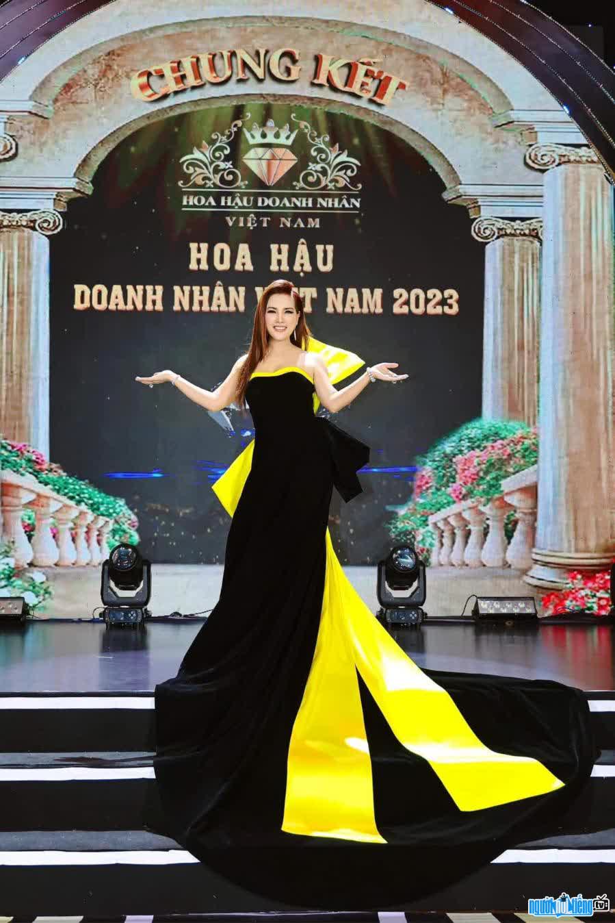 Designer Than Hoang Bich Thuy accompanies the Miss Entrepreneur contest