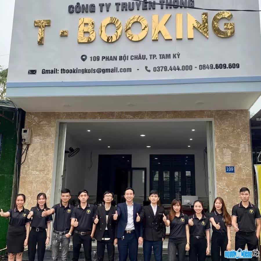 Image of company staff of CEO Ho Cong Thuan