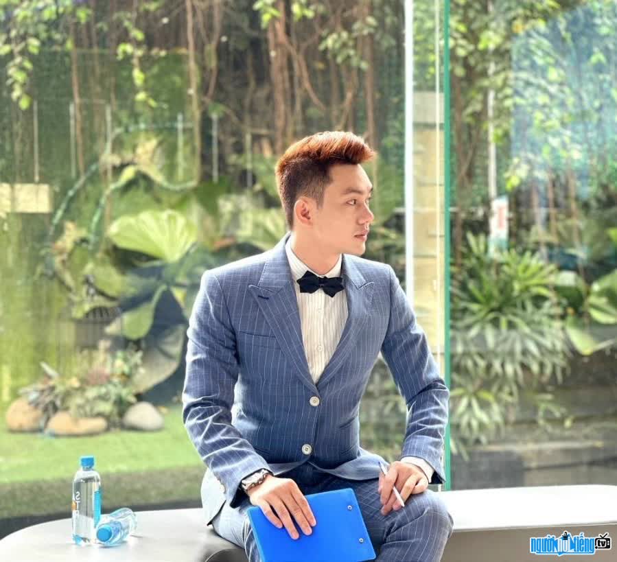  the handsome and elegant MC Tien Nam