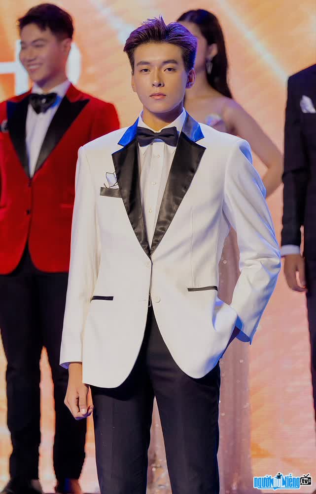  the handsome and talented male king Vinh Dam