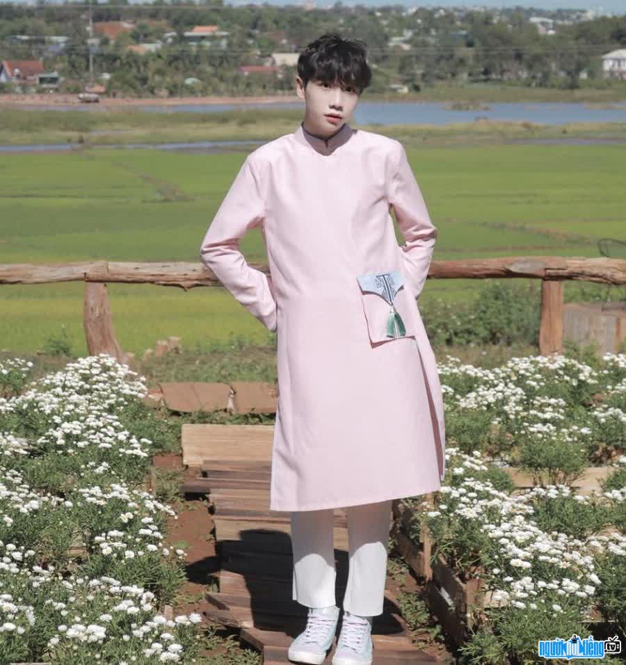  Hoang Nguyen is handsome and personable in a traditional ao dai