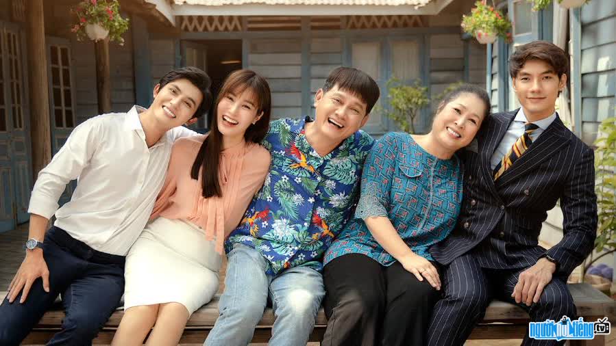 Mom's Dream brings together many familiar actors and actresses of the Vietnamese entertainment industry