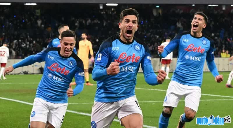 Hình ảnh các cầu thủ Napoli đang ăn mừng chiến thắng