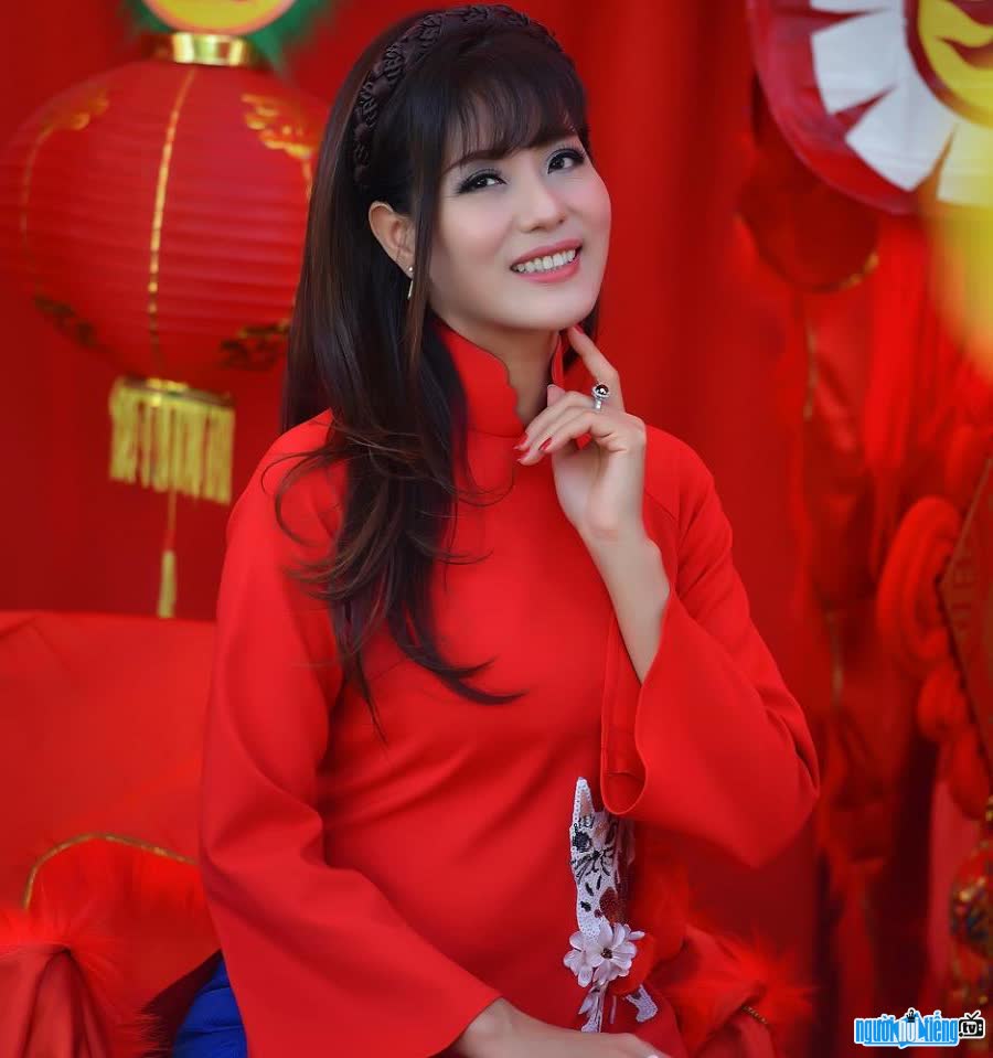 Hình ảnh á hậu Băng Châu xinh đẹp dịu dàng trong tà áo dài