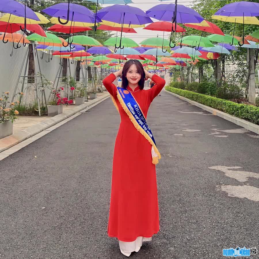 Tiktoker Ninh Anh image is beautiful and graceful with traditional ao dai
