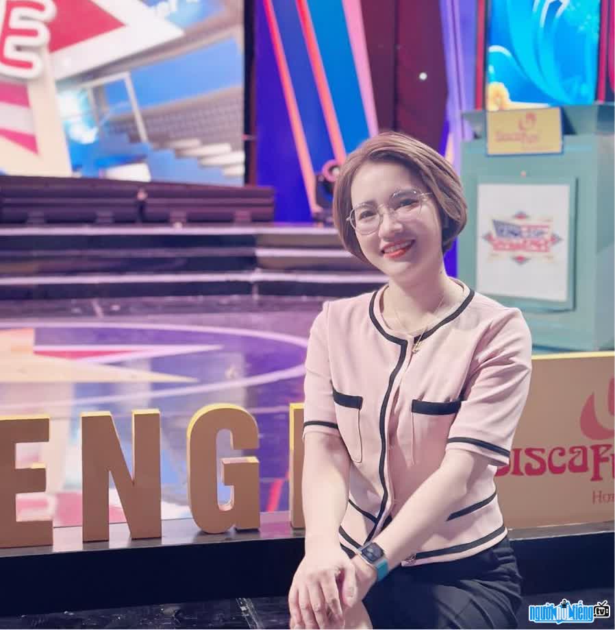  Hoang Yen - beautiful and talented female MC