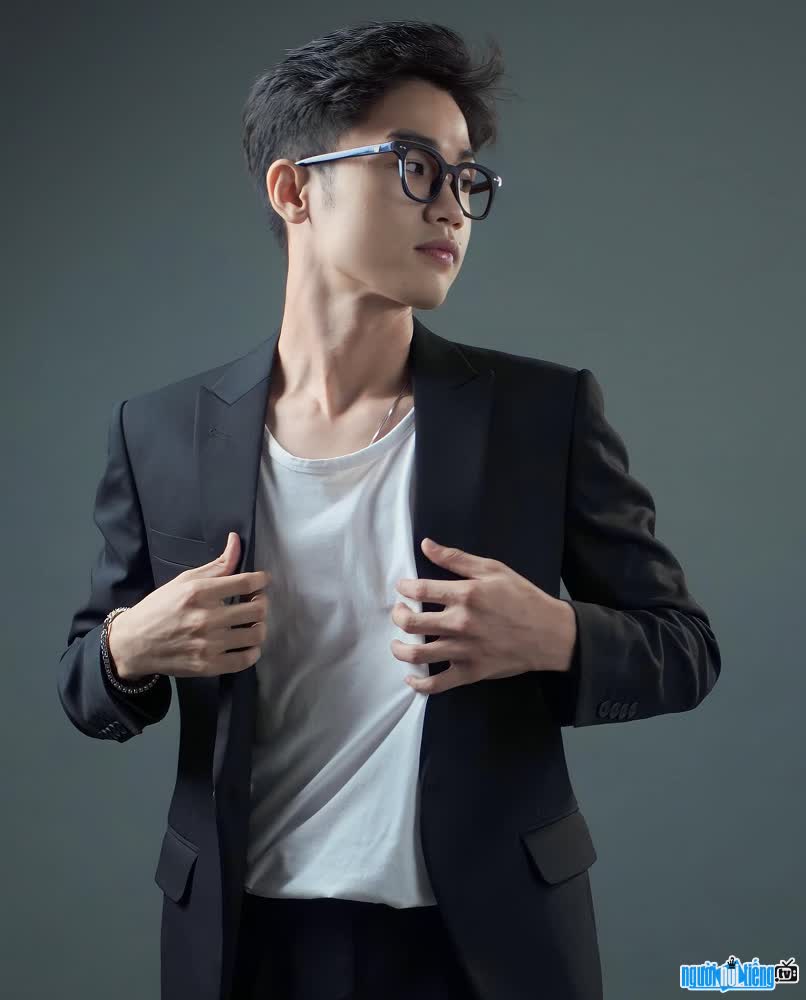 The handsome and elegant image of Long Nguyen