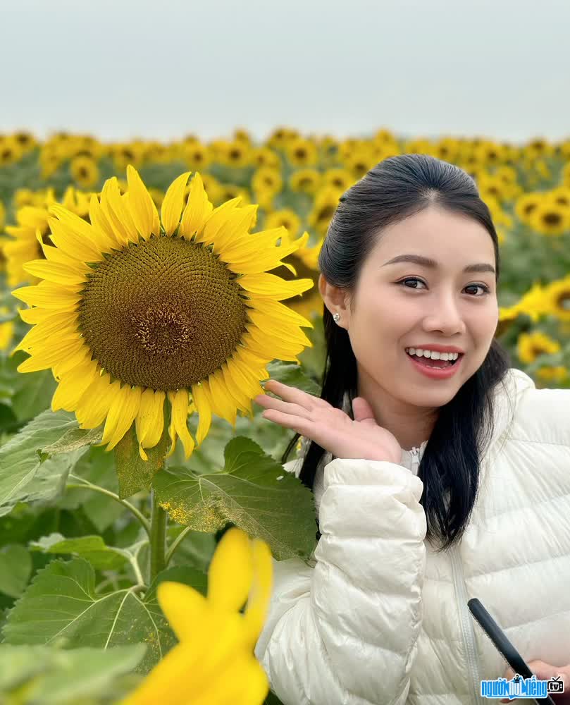Actress Do Thu Yen is beautiful with flowers