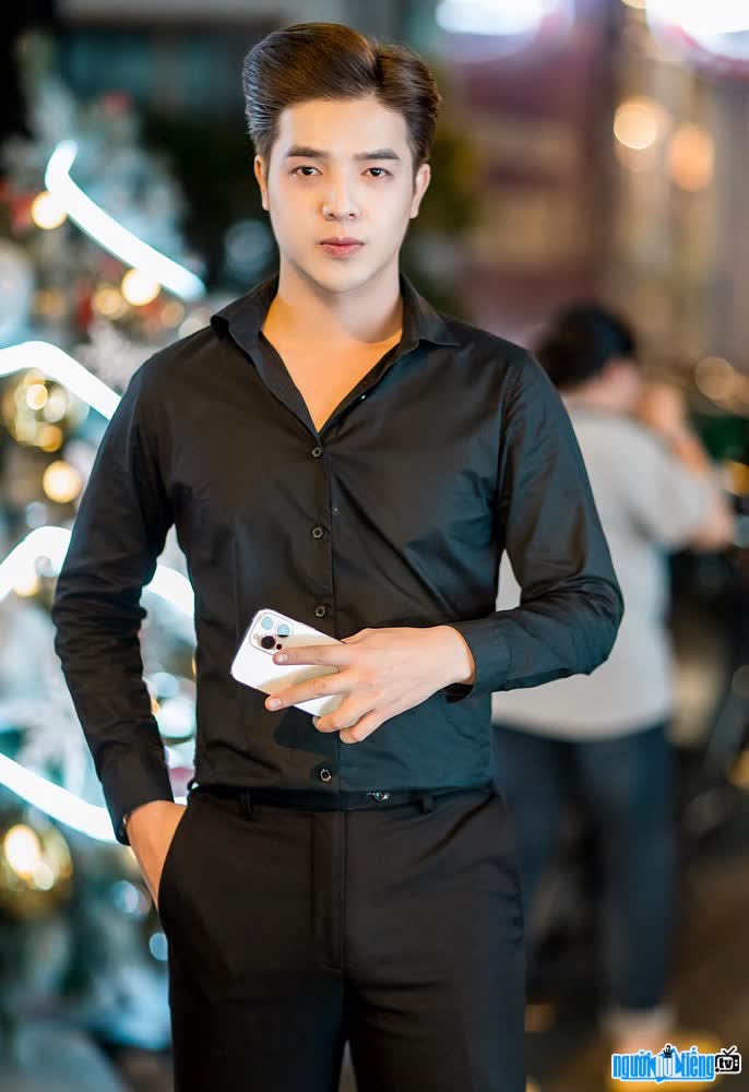 handsome image of model Le Quang Huy