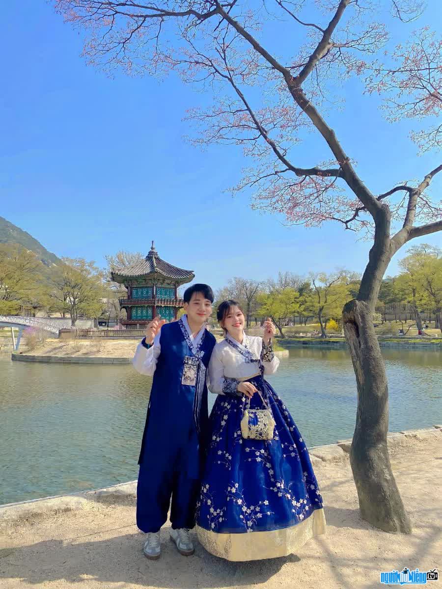 Hình ảnh cặp đôi Tiktoker Seung Thảo diện trang phục truyền thống Hàn Quốc