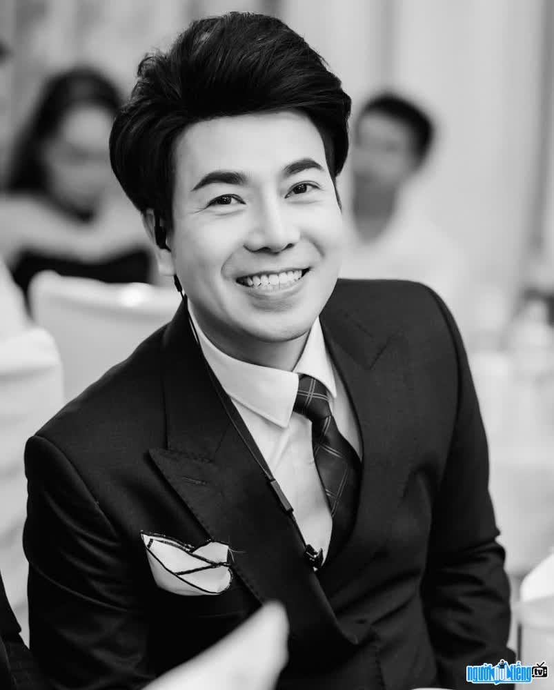 crazy handsome MC Vinh Quang with a sunny smile