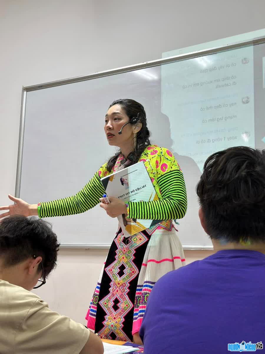 Picture of teacher Hoai Thanh in a class