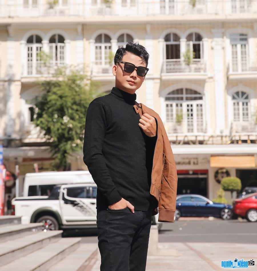 Male singer Hoang Sanh is handsome and elegant