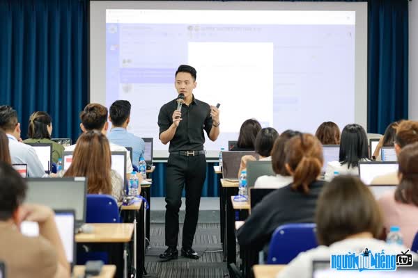 Hình ảnh Ceo Hoàng Mạnh Cường trên lớp