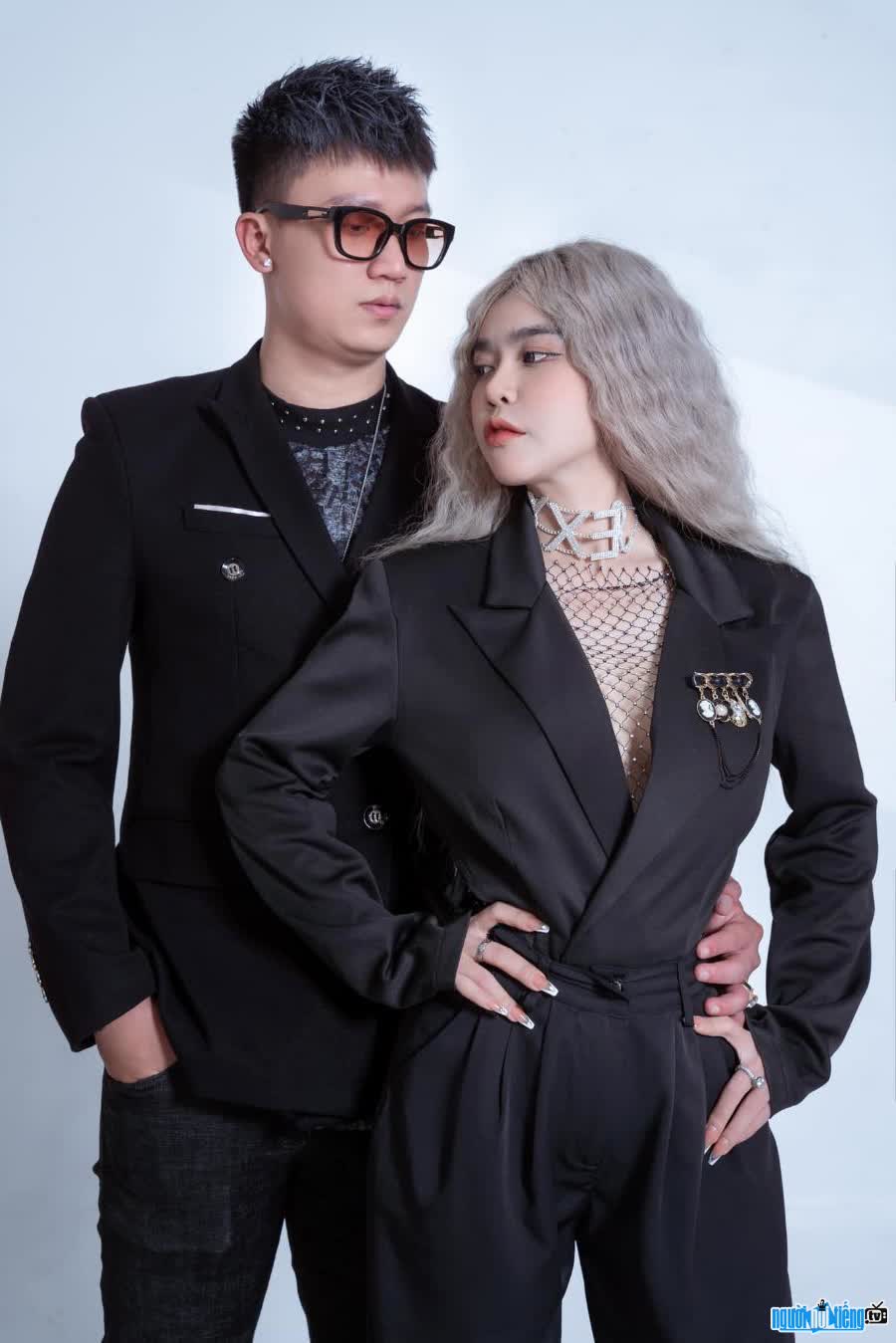 Picture of DJ Tung Xeng being in love with his wife