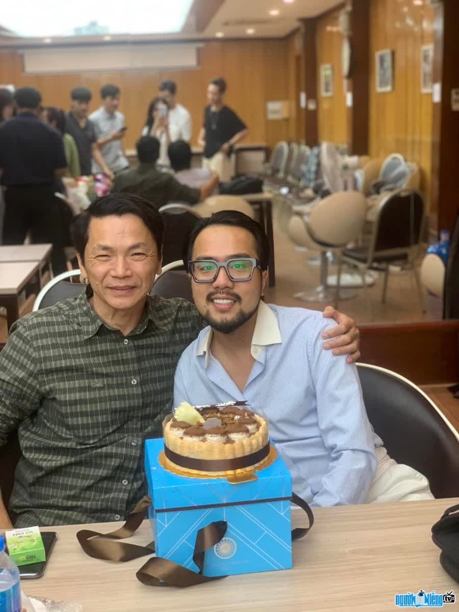 Photo of rapper Rica taken with artist Trung Anh