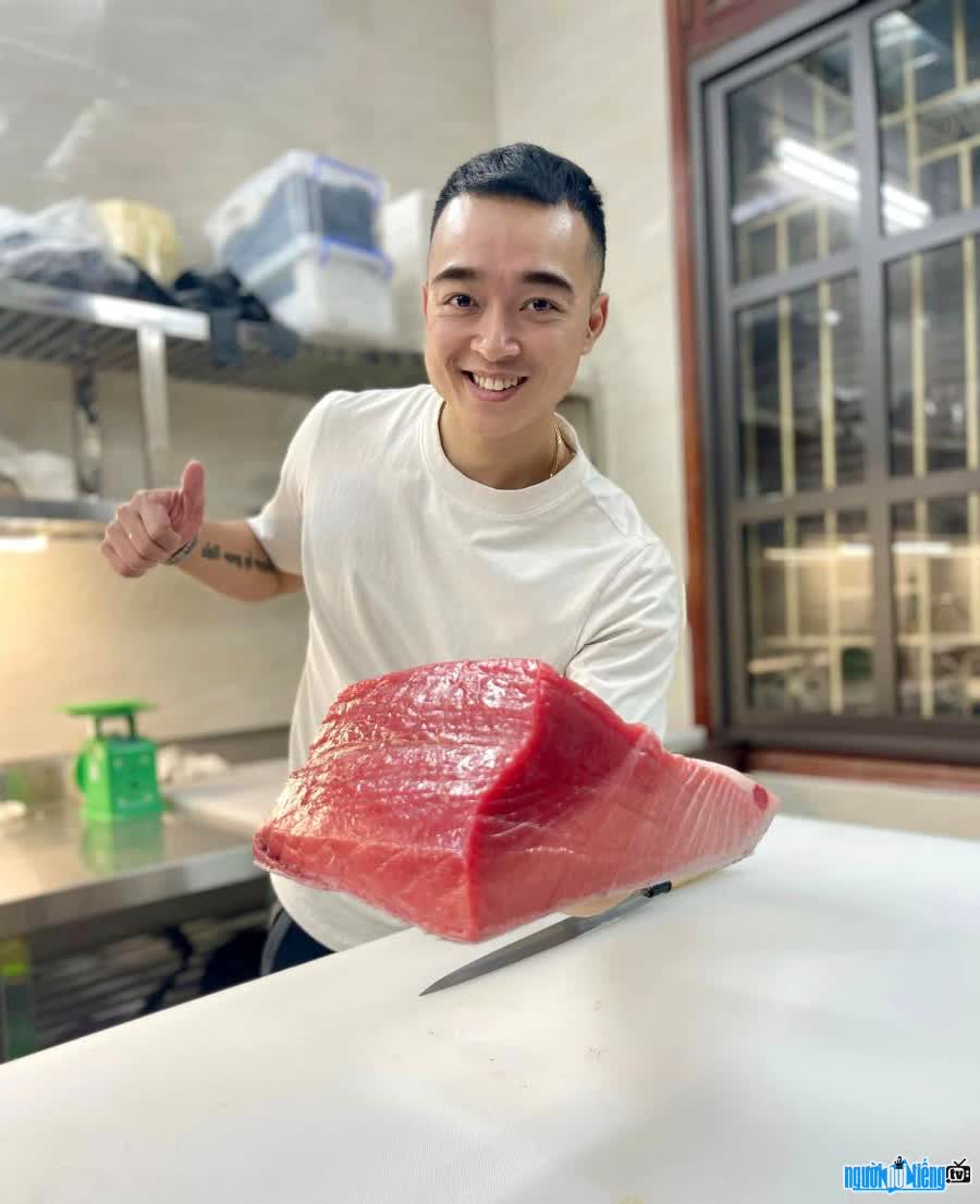 Chef Đức Kiên hiện đang là bếp trưởng của một chuỗi nhà hàng Nhật