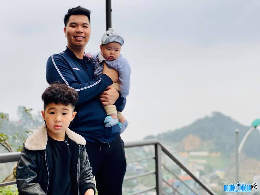 Picture of Tiktoker Cuong Ha happy with two children